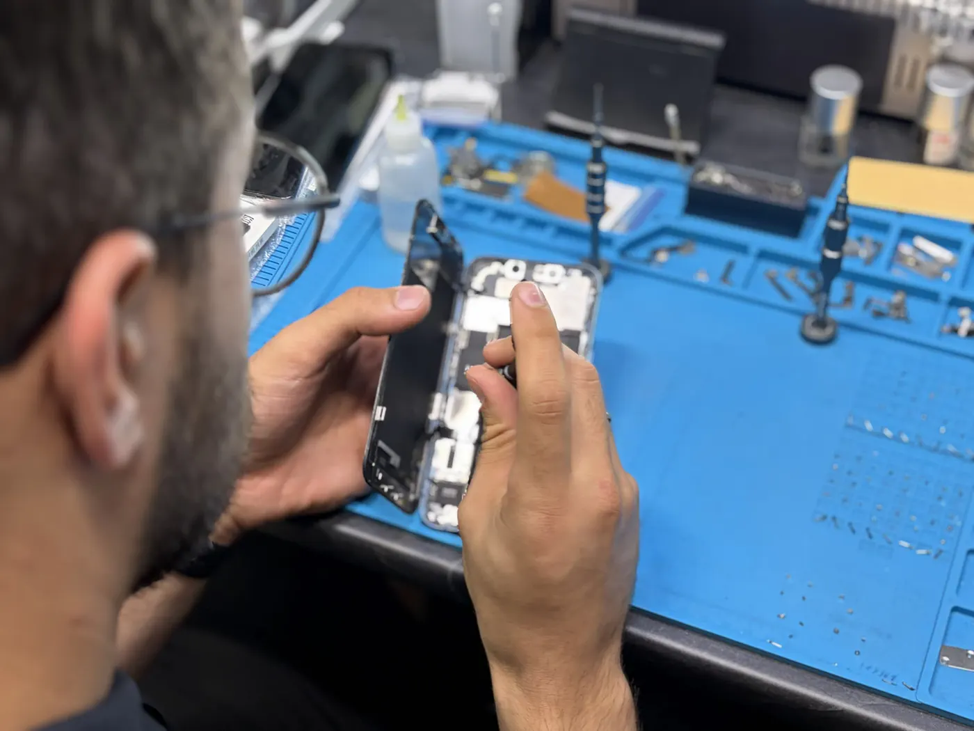 Мастер BigMag выполняет ремонт iPhone 12 mini